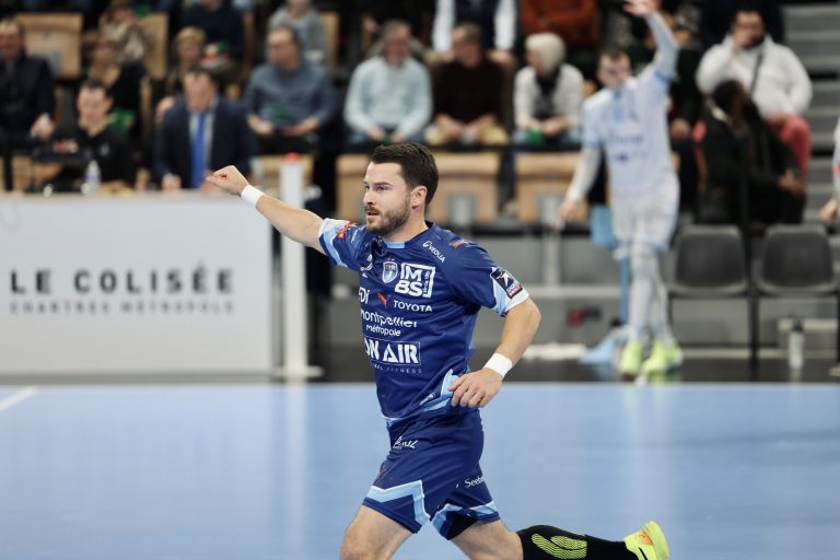 Joueur de handball en action sur le terrain.