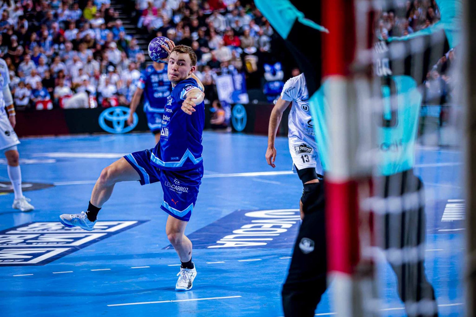 Joueur de handball en action lors d'un match.
