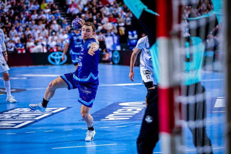 Joueur de handball en action lors d'un match.