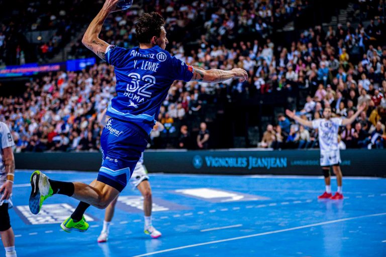 Joueur de handball en action sur le terrain.