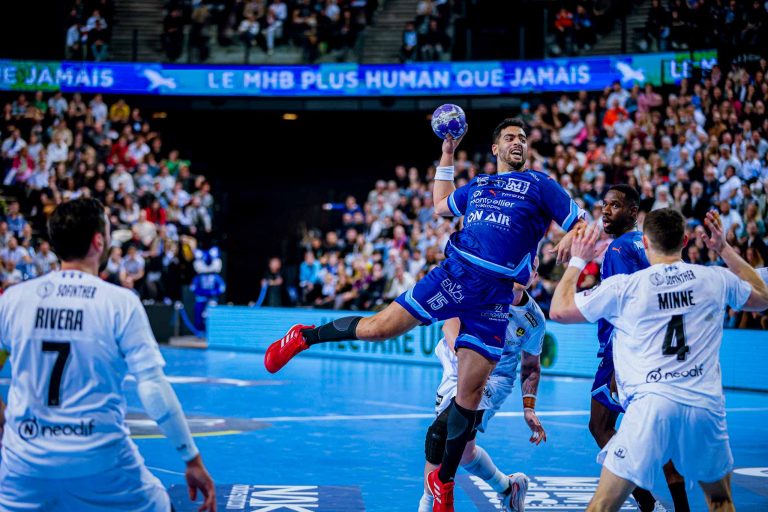 Joueur de handball en pleine action au match.