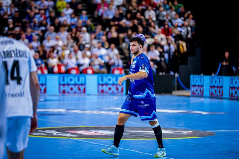 Handballeur en action sur le terrain.