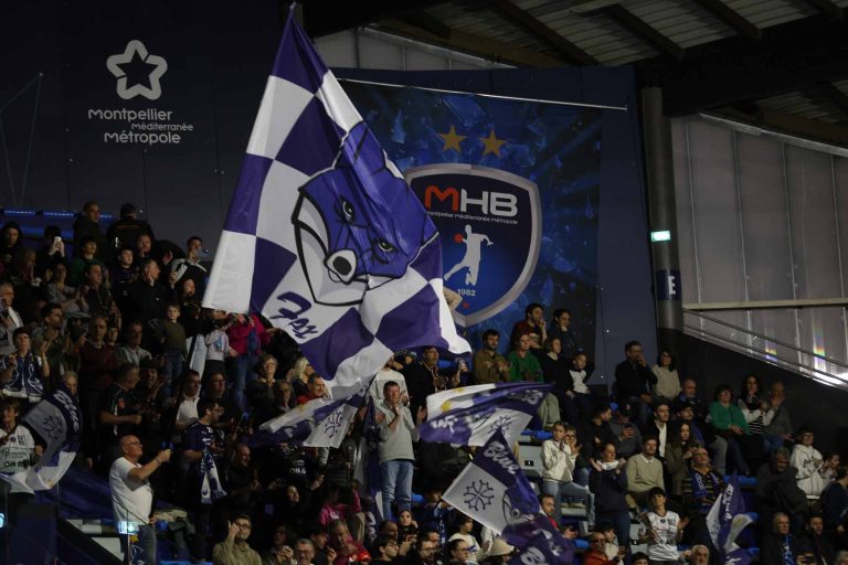 Supporters de Montpellier avec drapeaux MHB.