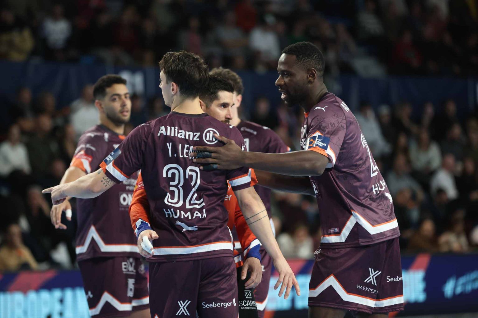 Joueurs de handball discutant pendant le match.