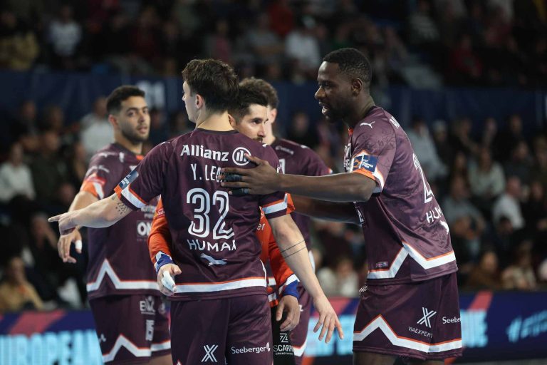 Joueurs de handball discutant pendant le match.