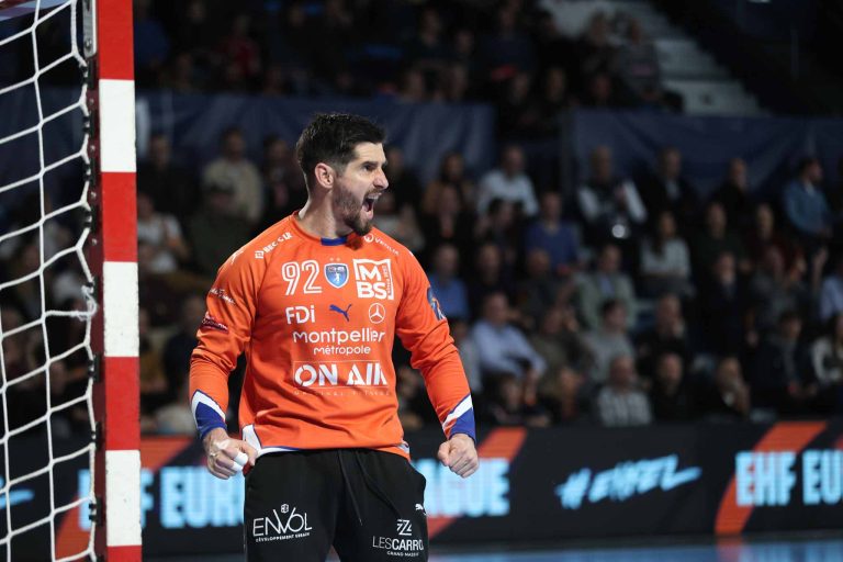 Joueur de handball célébrant un but avec enthousiasme.