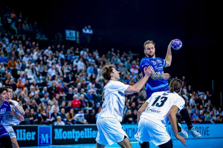 Match de handball, joueur en action.