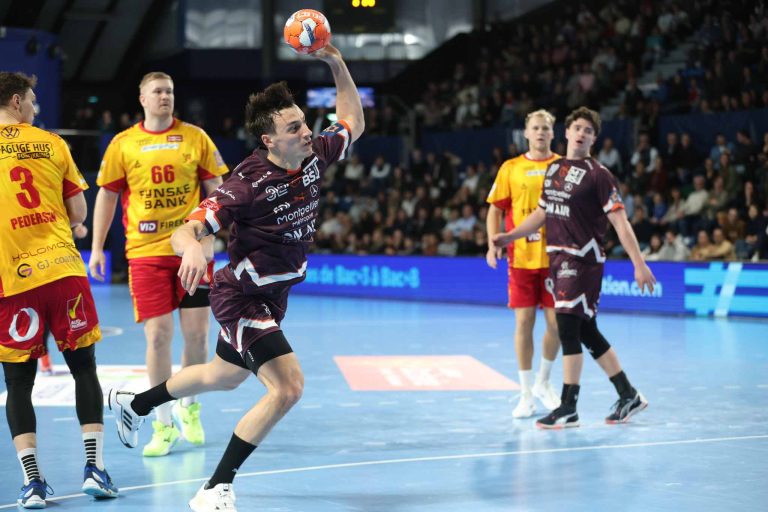 Joueur de handball lançant le ballon.