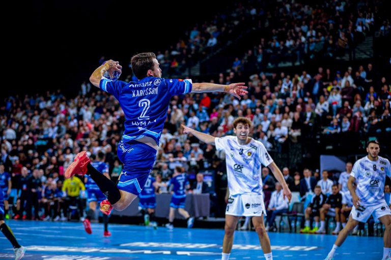 Joueur de handball saute pour marquer un point.