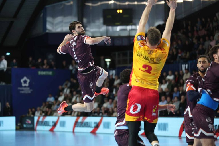 Joueur de handball sautant pour marquer un but.