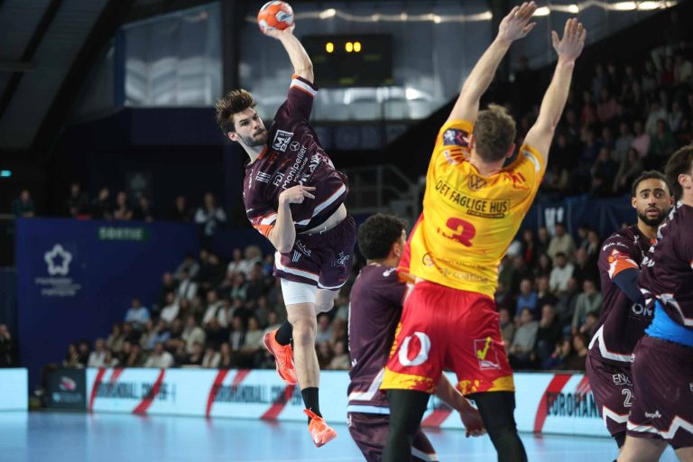 Joueur de handball en pleine action, tir en suspension.