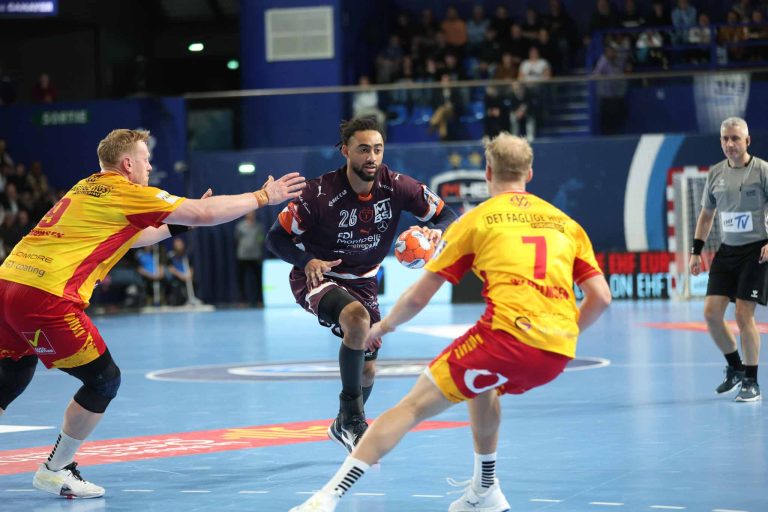 Match de handball intense en salle.
