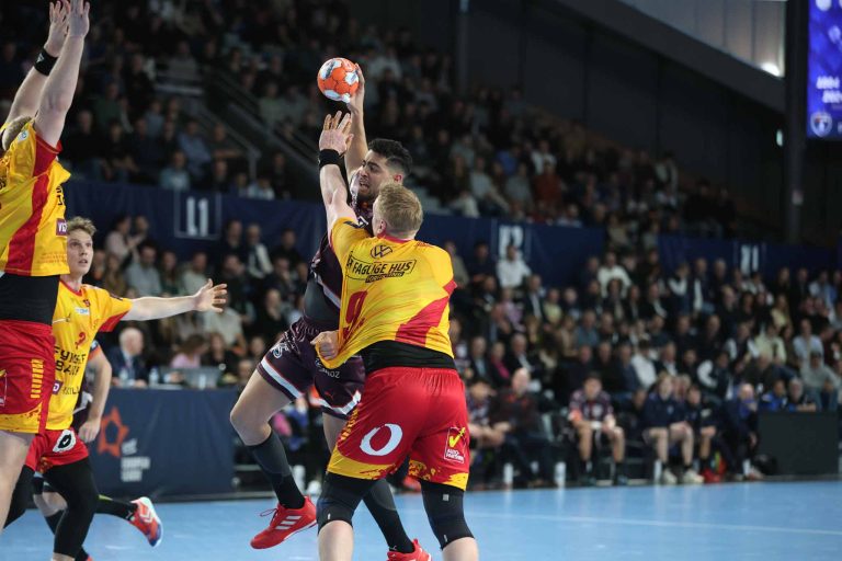 Match de handball en plein action, joueurs intensifs.