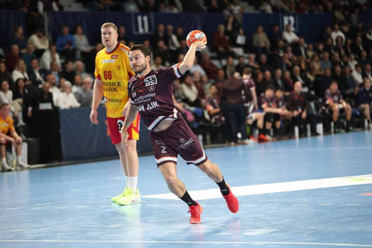 Joueur de handball lançant le ballon en match.