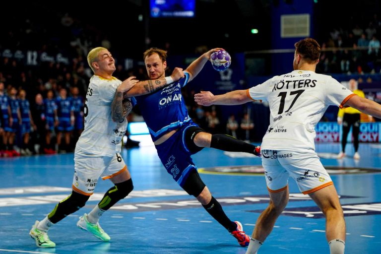 Joueurs de handball en pleine action sur le terrain.