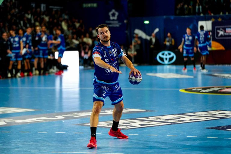 Joueur de handball en action sur le terrain.
