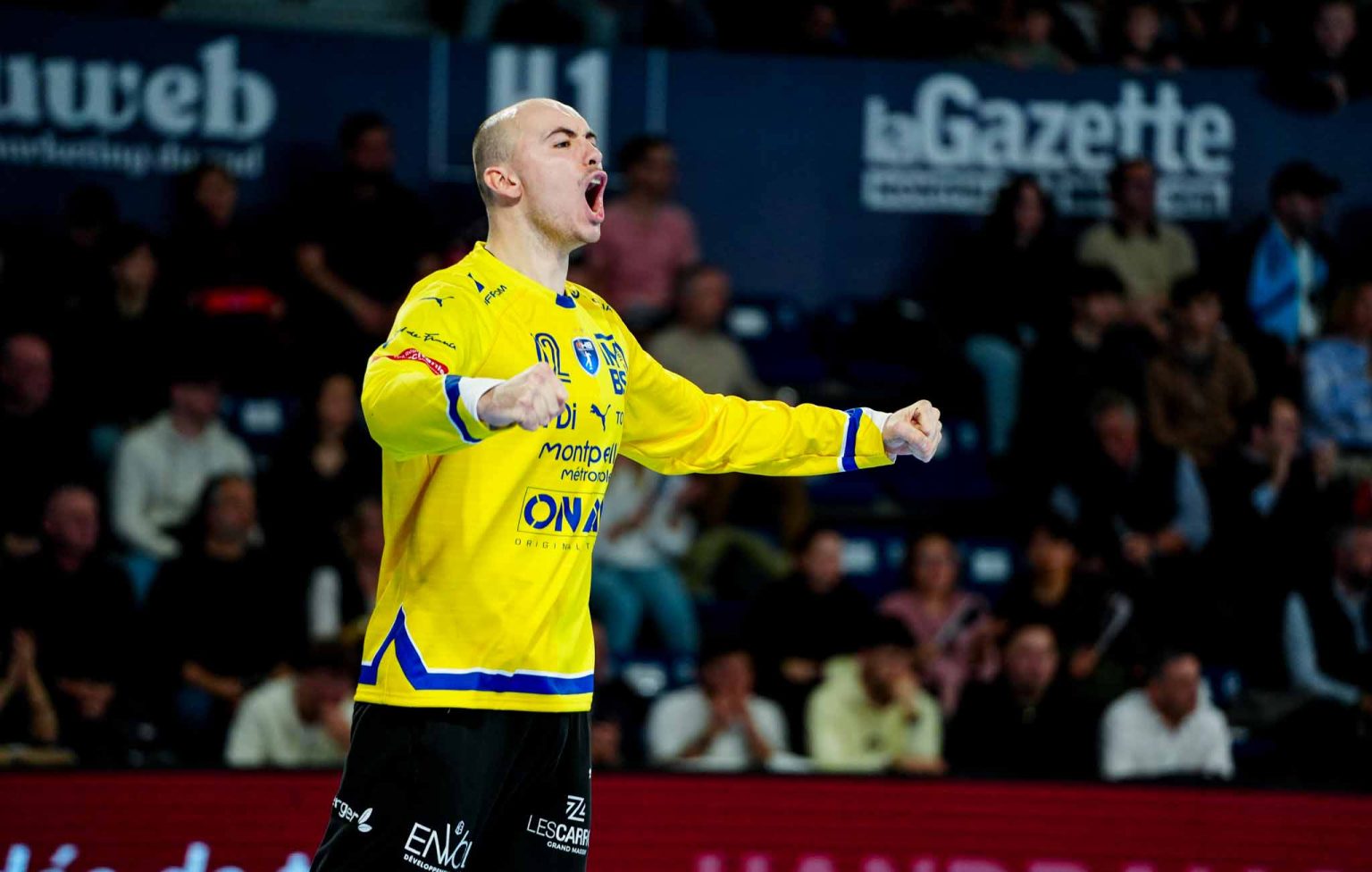Joueur de handball criant avec enthousiasme.