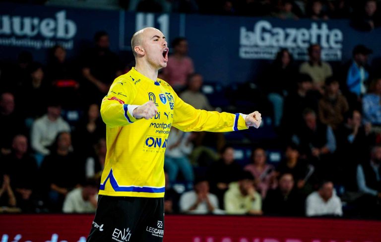 Joueur de handball criant avec enthousiasme.