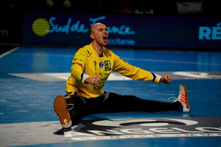 Joueur de handball célébrant sur le terrain.