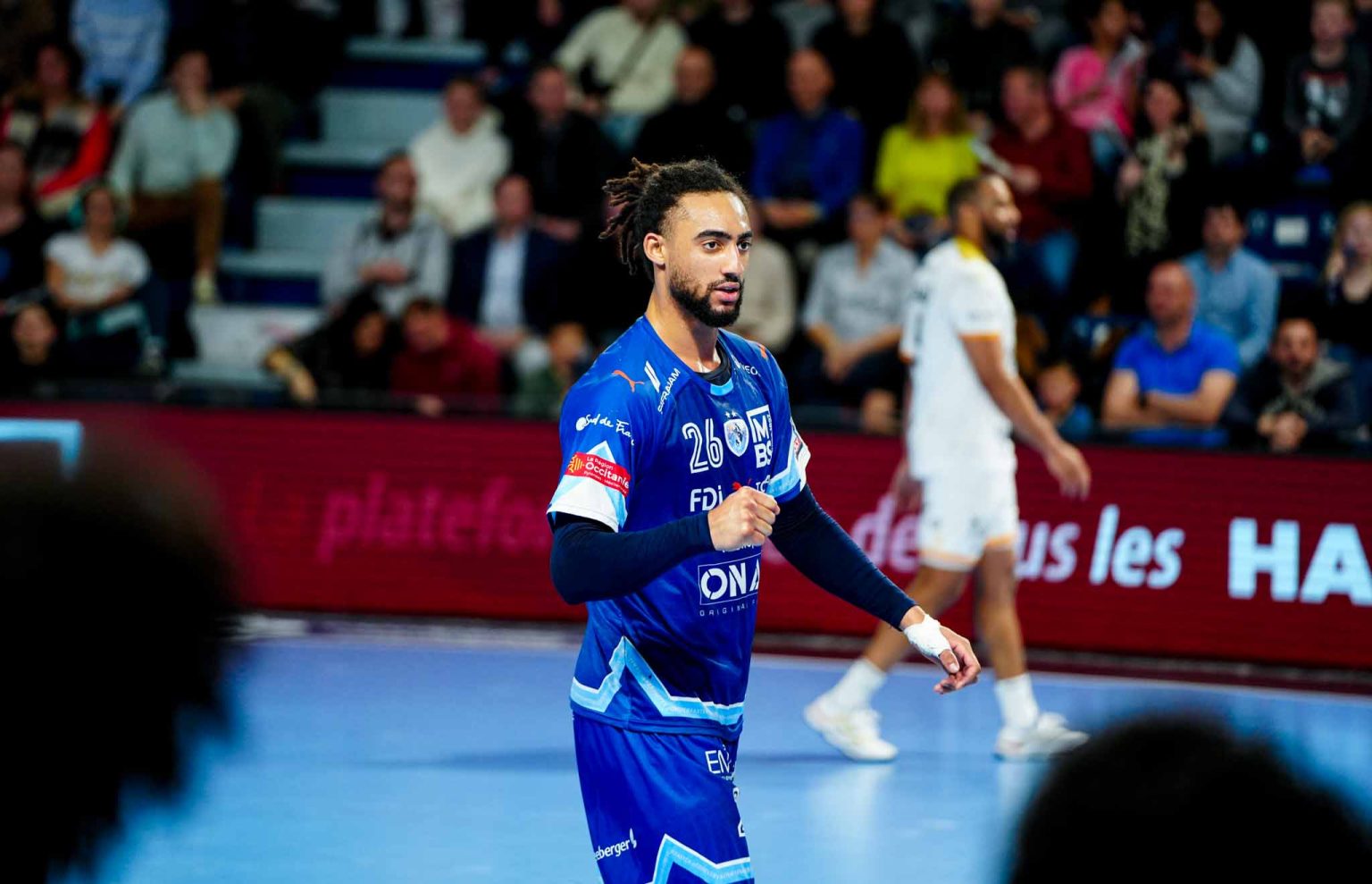 Joueur de handball en action sur le terrain.
