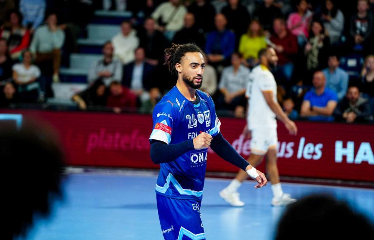 Joueur de handball en action sur le terrain.