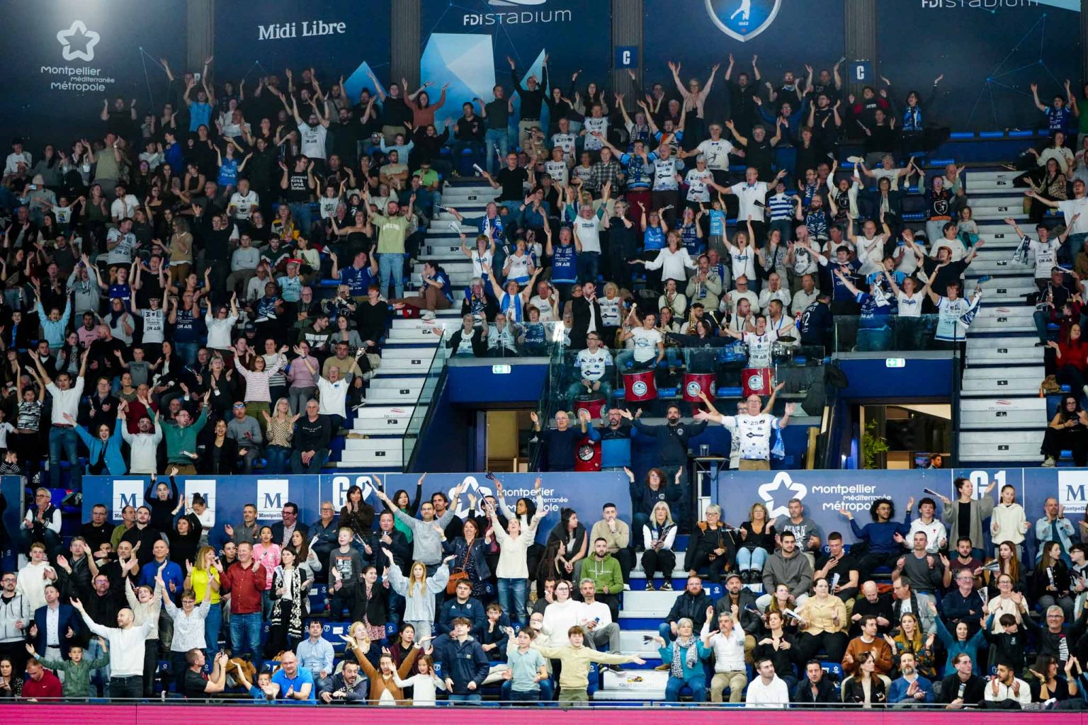 Supporters enthousiastes dans un stade à Montpellier.