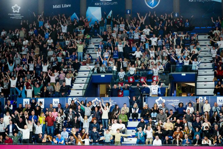 Supporters enthousiastes dans un stade à Montpellier.