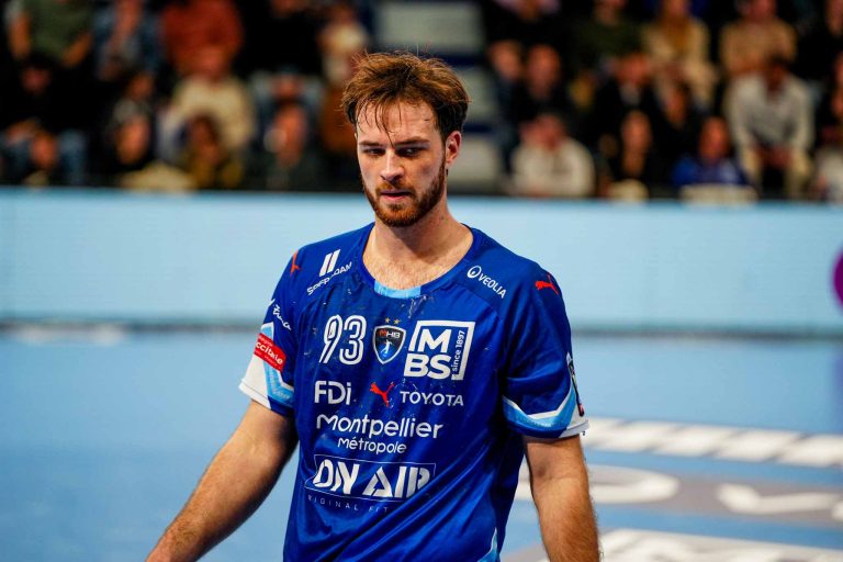 Joueur de handball sur le terrain.