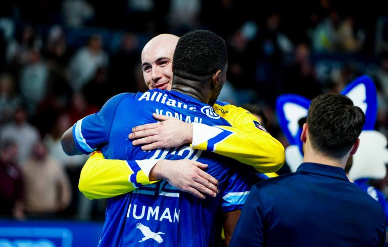 Joueurs de handball s'embrassant après un match.