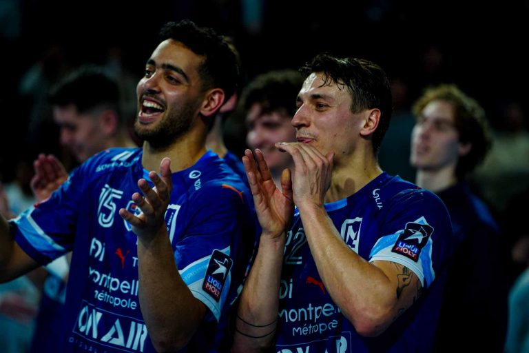 Joueurs de handball célébrant sur le terrain.
