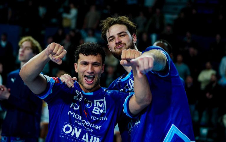 Joueurs de handball célébrant victoire sur le terrain.
