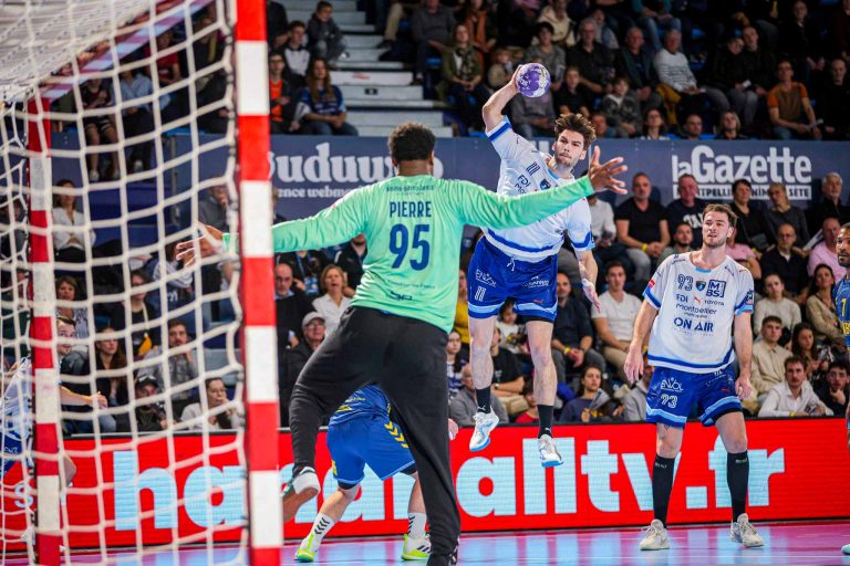 Joueur de handball lançant le ballon vers le but.