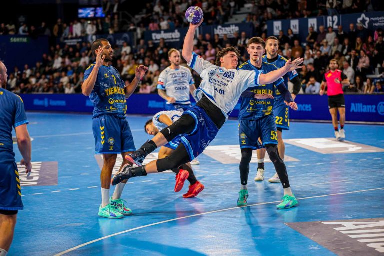 Joueur de handball en action sur le terrain.
