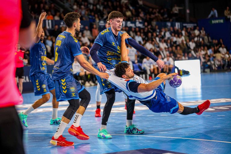 Joueurs de handball en action sur le terrain.