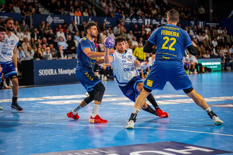 Match de handball entre deux équipes françaises.