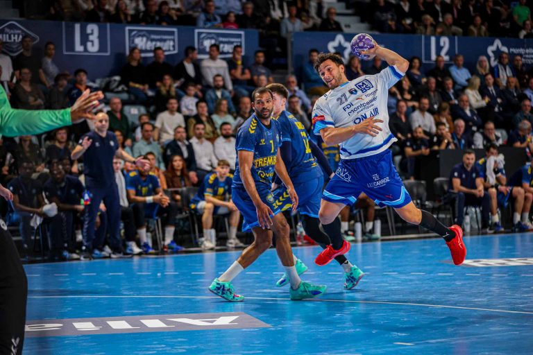 Match de handball en pleine action sur le terrain.