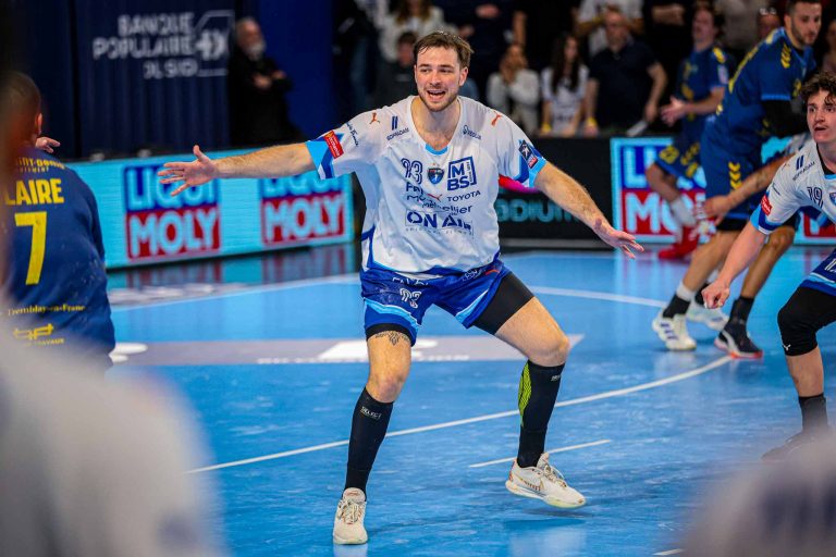 Joueur de handball en action sur le terrain.