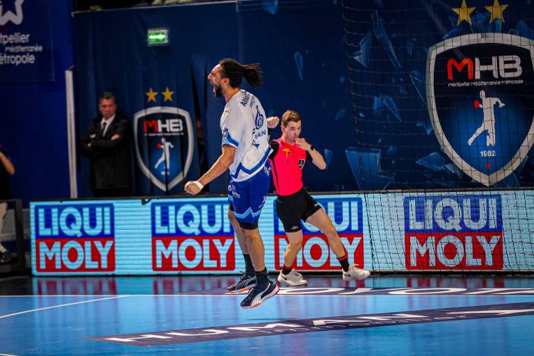 Joueur de handball en action lors d'un match.