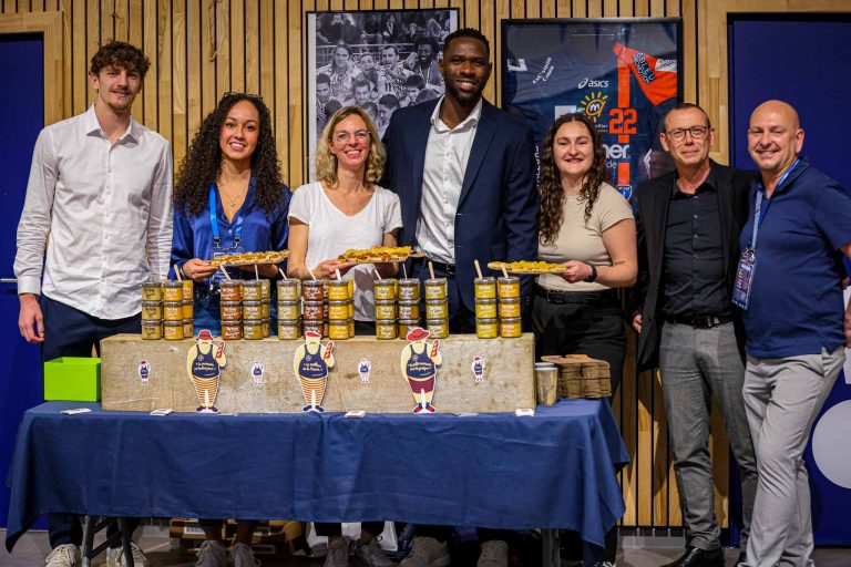 Groupe de personnes présentant des produits alimentaires locaux.