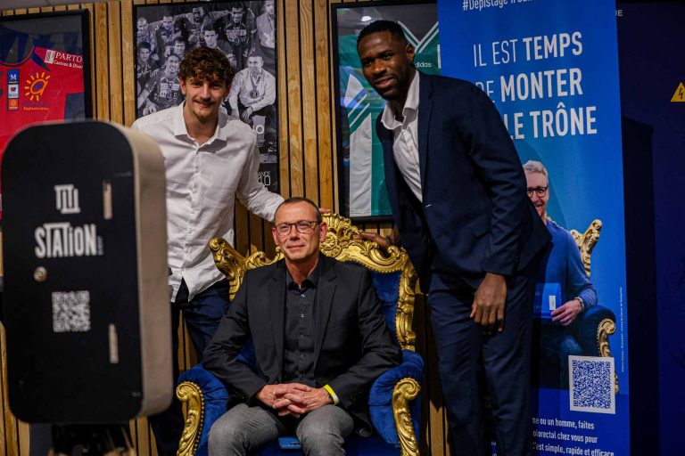 Trois hommes posent sur un trône doré.
