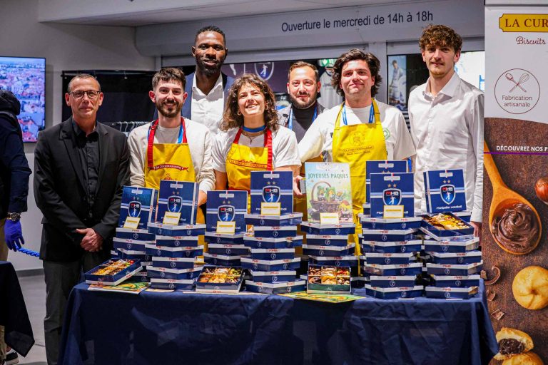 Groupe posant avec des boîtes de confiseries.