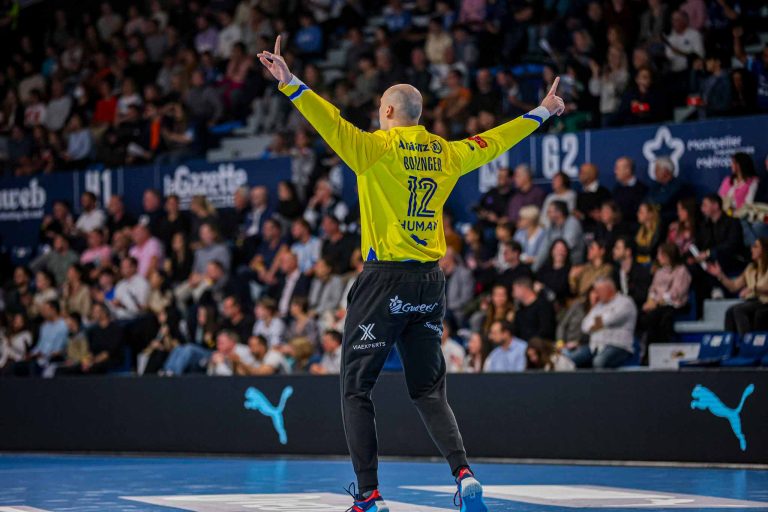 Gardien de handball célèbre une victoire