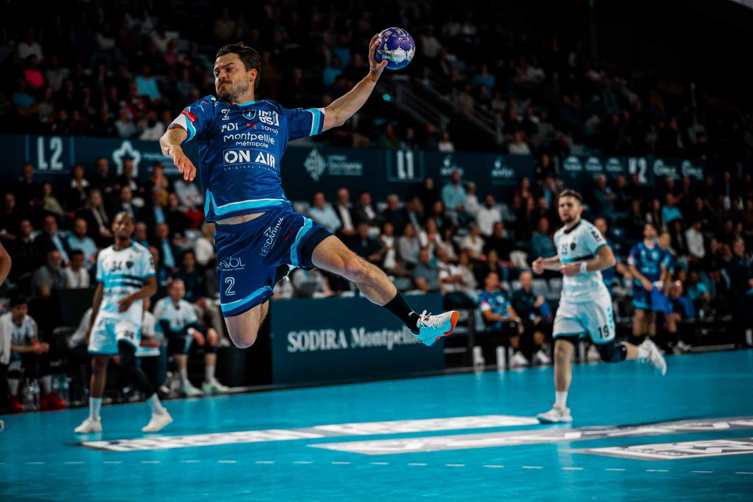 Joueur de handball en action pendant un match.