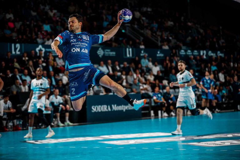 Joueur de handball en action pendant un match.
