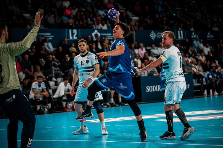Joueur de handball en pleine action sur le terrain.
