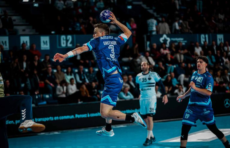 Joueur de handball en action sur le terrain.