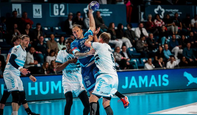 Match de handball avec joueurs en action.