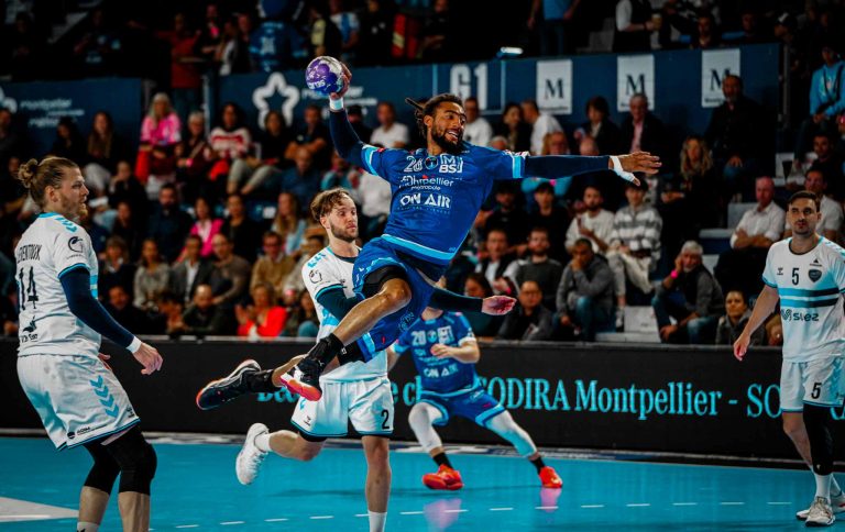 Joueur de handball effectuant un saut spectaculaire.