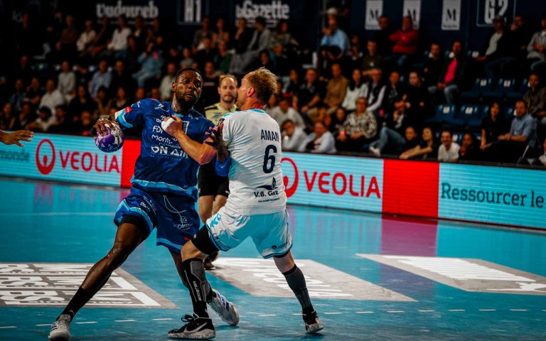 Match de handball intense sur le terrain.