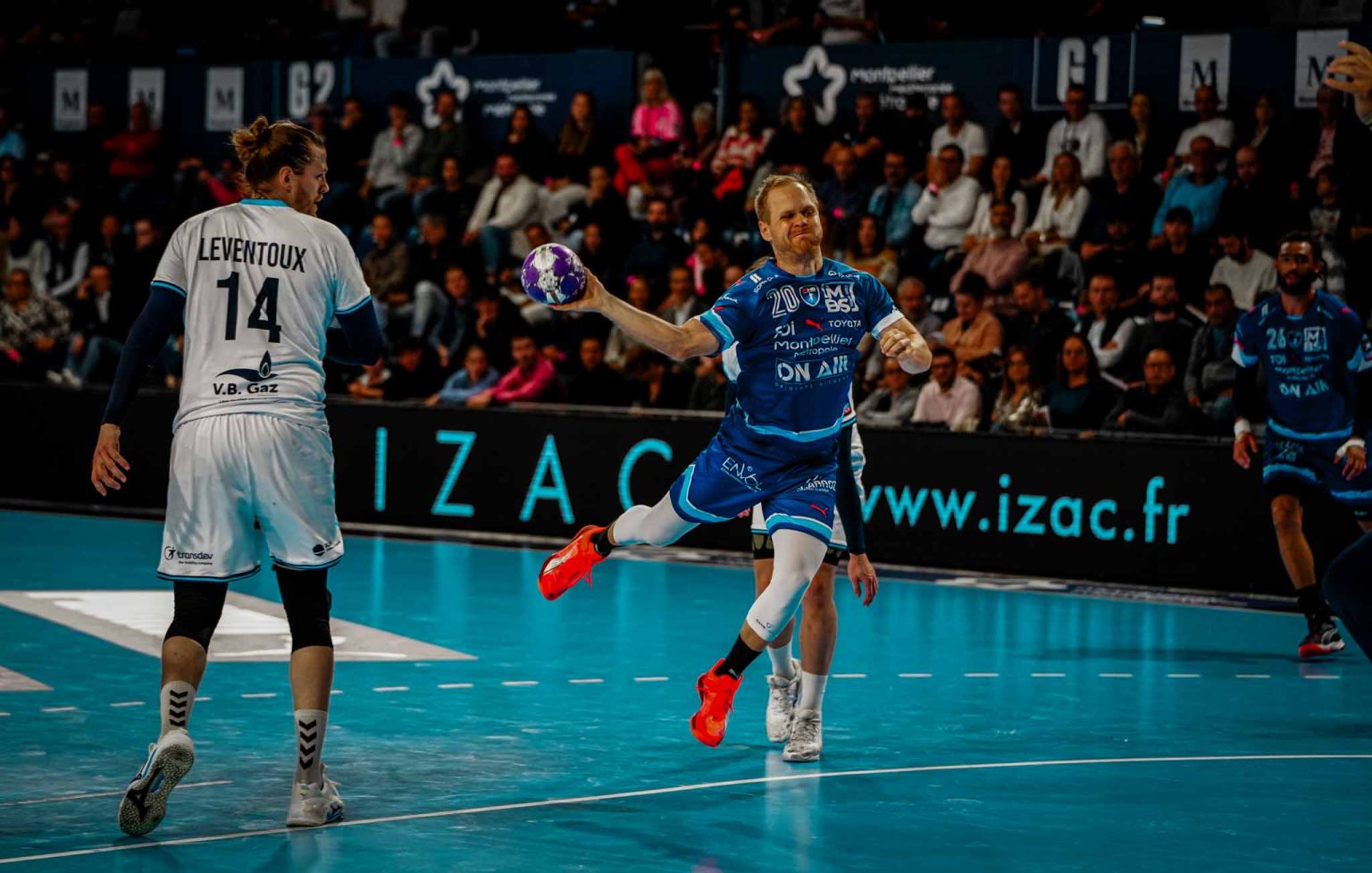 Joueur de handball sautant avec un ballon